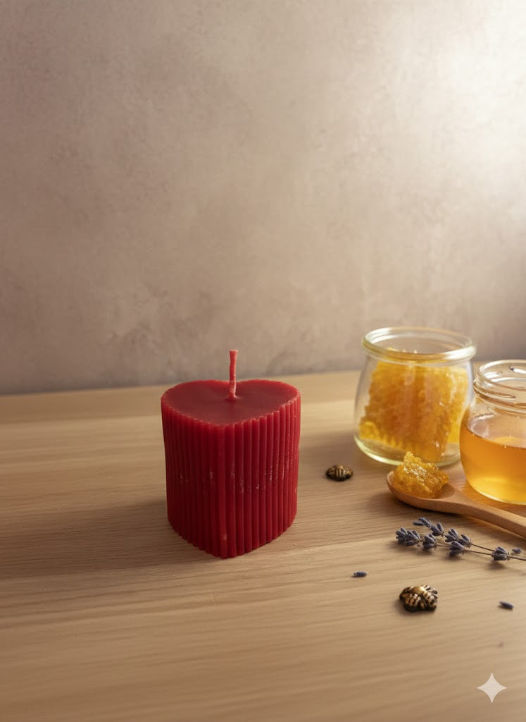 Bougie Cœur Cannelée – Cire d’Abeille Artisanale (Rouge Passion)