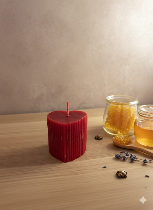 Bougie Cœur Cannelée – Cire d’Abeille Artisanale (Rouge Passion)