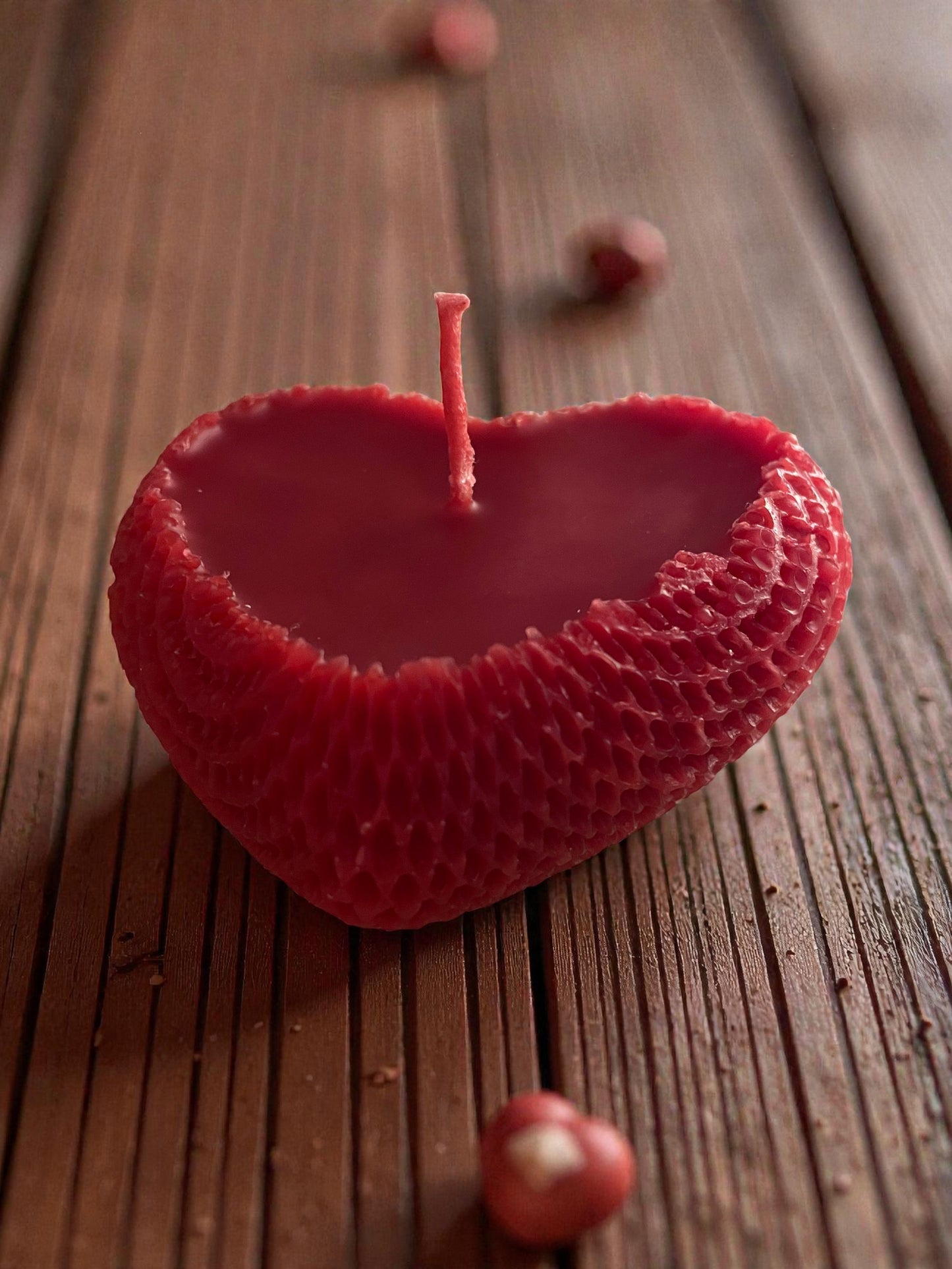 Bougie Cœur alvéolée – Cire d’Abeille Artisanale (Rouge Passion)